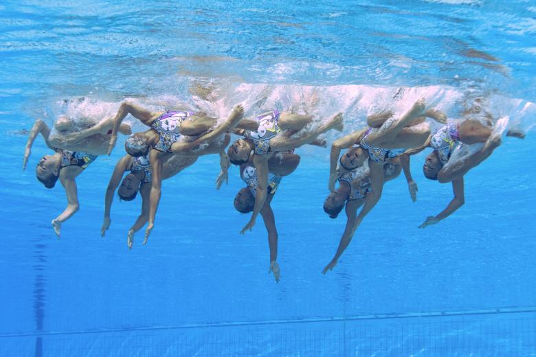 El equipo de Francia compite en las finales de natación artística libre por equipos femeninos durante el Campeonato Mundial Acuático de Budapest 2022