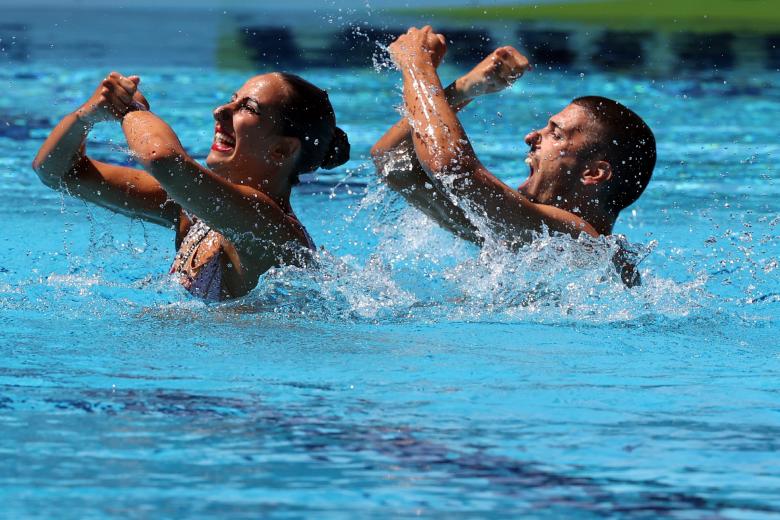 La italiana Lucrezia Ruggiero y el italiano Giorgio Minisini compiten durante las preliminares del evento de natación artística Mixed Duet Free del Campeonato Mundial Acuático de Budapest 2022