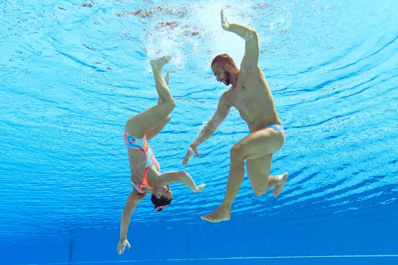 Ayrton Sweeney y Laura Strugnell de Sudáfrica compite en las preliminares para el evento de natación artística libre de duetos mixtos durante el Campeonato Mundial Acuático de Budapest 2022