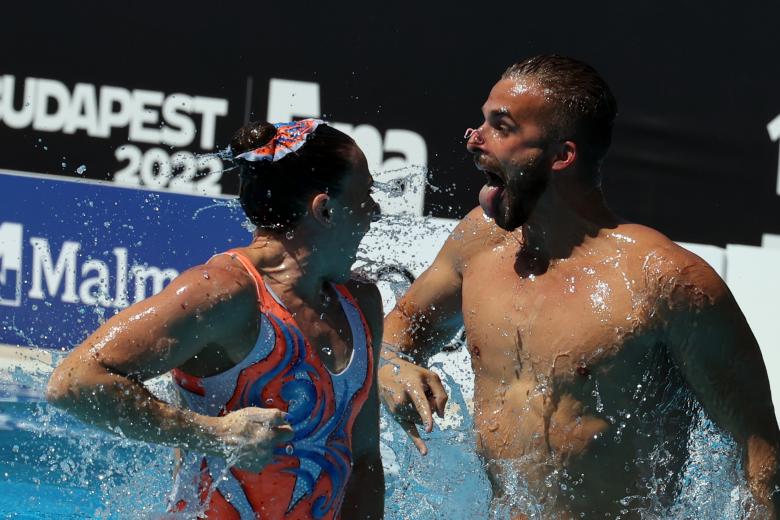 La sudafricana Laura Strugnell y el sudafricano Ayrton Sweeney compiten en las preliminares del evento Mixed Duet Free de natación artística durante el Campeonato Mundial Acuático de Budapest 2022