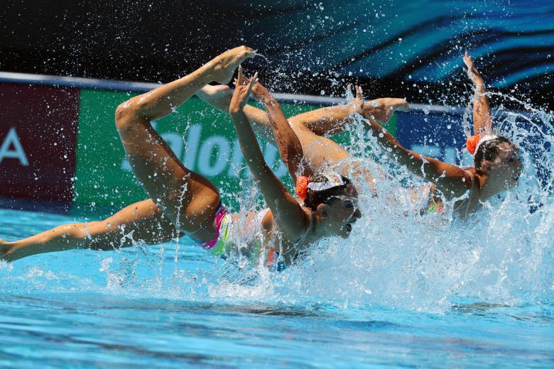 El equipo de Brasil compite en las preliminares del evento destacado de natación artística por equipos femeninos durante el Campeonato Mundial Acuático de Budapest 2022
