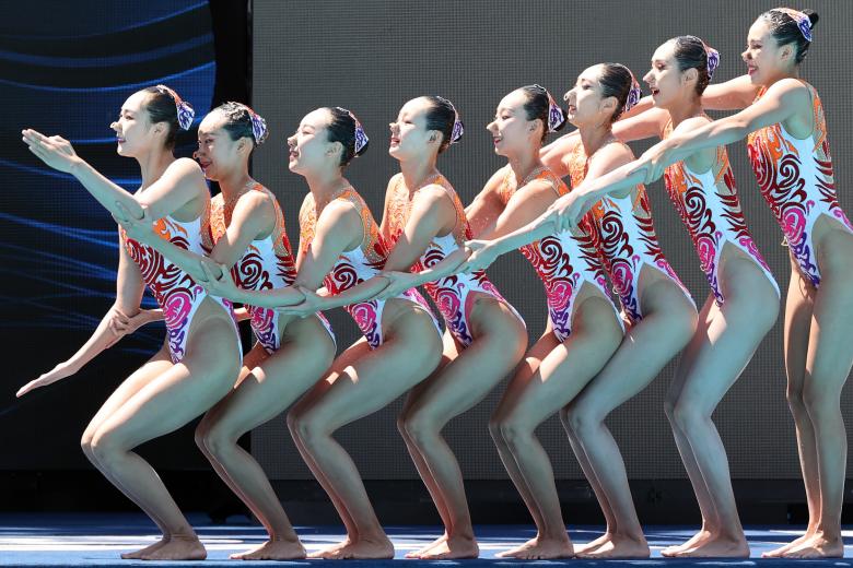 El equipo de la República Popular China compite en las preliminares del evento de natación artística libre por equipos femenino