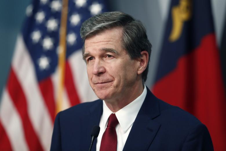 El gobernador de Carolina del Norte, Roy Cooper, promulgó el 18 de abril una medida que requería atención médica para un niño nacido vivo durante un aborto