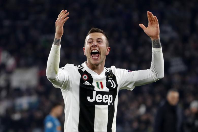Juventus' Federico Bernardeschi celebrates at the end of the Champions League round of 16, 2nd leg, soccer match between Juventus and Atletico Madrid at the Allianz stadium in Turin, Italy, Tuesday, March 12, 2019.  *** Local Caption *** .