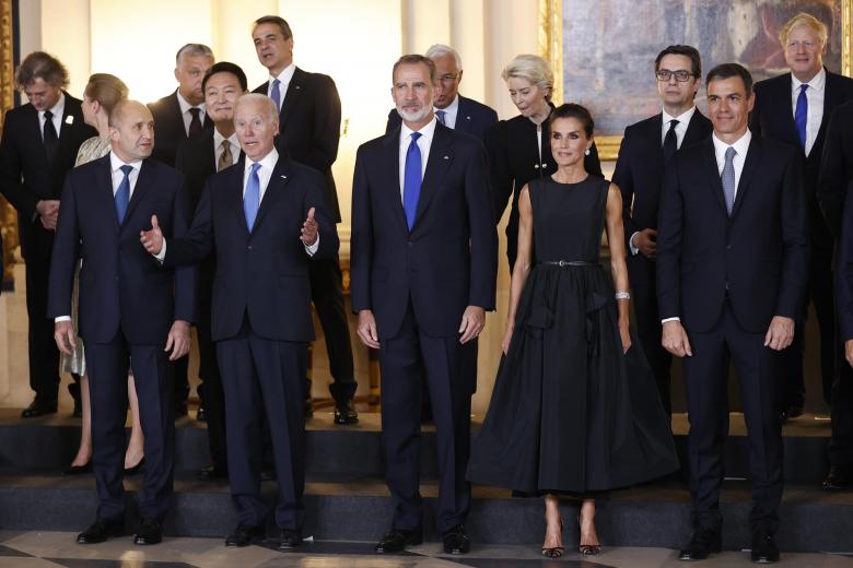 Los reyes Felipe (3-i) y Letizia (2-d) posan para una foto de familia junto al presidente de Estados Unidos, Joe Biden (2-i), y el presidente de España, Pedro Sánchez (d), entre otros, durante la recepción que los monarcas ofrecen a los jefes de Estado y jefes de Gobierno que participan en la cumbre de la OTAN, hoy martes en el Salón de Alabarderos del Palacio Real, en Madrid