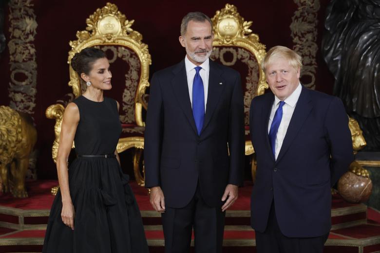 Los reyes de España Felipe (c) y Letizia posan con el primer ministro británico Boris Johnson