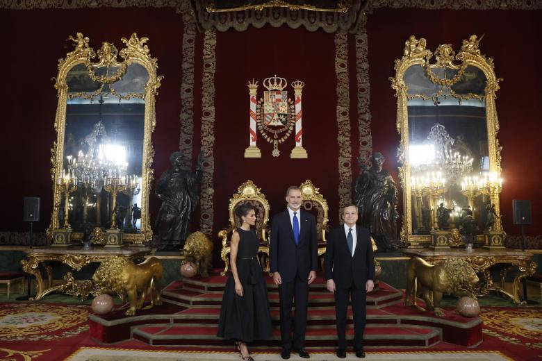 El rey Felipe VI (c) y la reina Letizia (i) posan junto al primer ministro italiano, Mario Draghi (d)