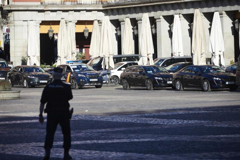 Las delegaciones participantes en la cumbre de la OTAN aparcan sus vehículos en la plaza Mayor, en Madrid, para asistir a la cena que se celebra este martes en el Palacio Real