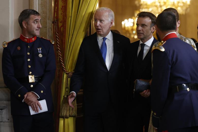 El presidente estadounidense, Joe Biden (2i), y el presidente francés, Emmanuel Macron (c)
