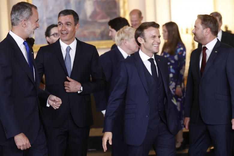 El rey Felipe (i) junto al presidente, Pedro Sánchez (2-i), y el presidente de Francia, Emmanuel Macron (d), durante la recepción que los monarcas ofrecen a los jefes de Estado y jefes de Gobierno que participan en la cumbre de la OTAN