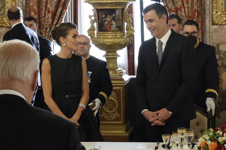 La reina Letizia y el presidente del Gobierno, Pedro Sánchez