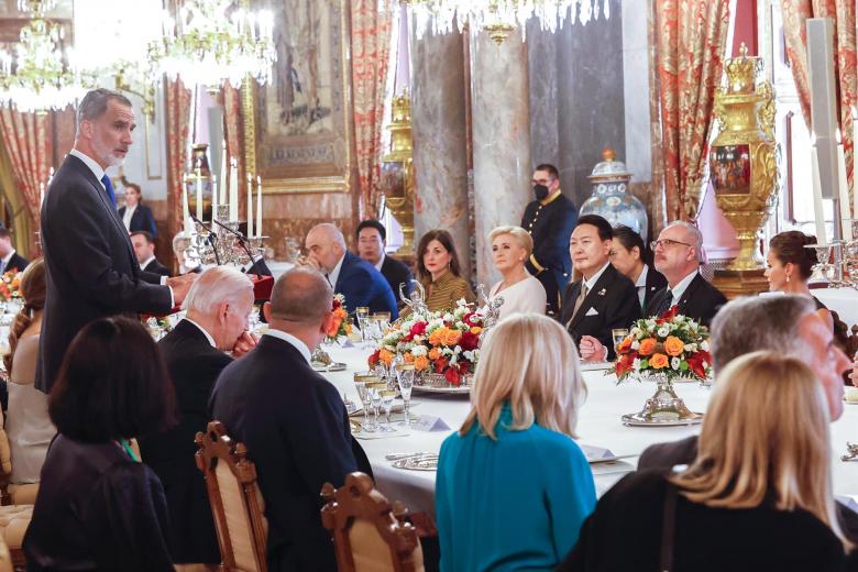 El rey Felipe (i. de pie) pronuncia unas palabras durante la cena que los monarcas españoles ofrecen a los jefes de Estado y jefes de Gobierno en el Palacio Real de Madrid