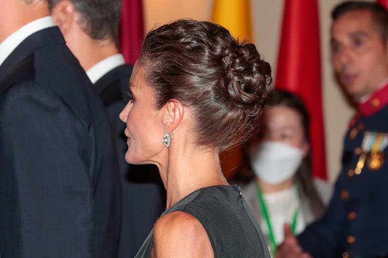 Detalle del peinado de la Reina Letizia en la recepción en el Palacio Real a propósito de la cumbre de la OTAN que se celebra en Madrid