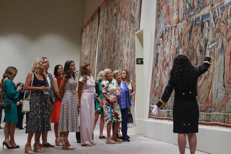 La reina Letizia (c), la mujer del presidente del Gobierno, Begoña Gómez (c-d) y la primera dama estadounidense, Jill Biden (3d) visitan una exposición de tapices
