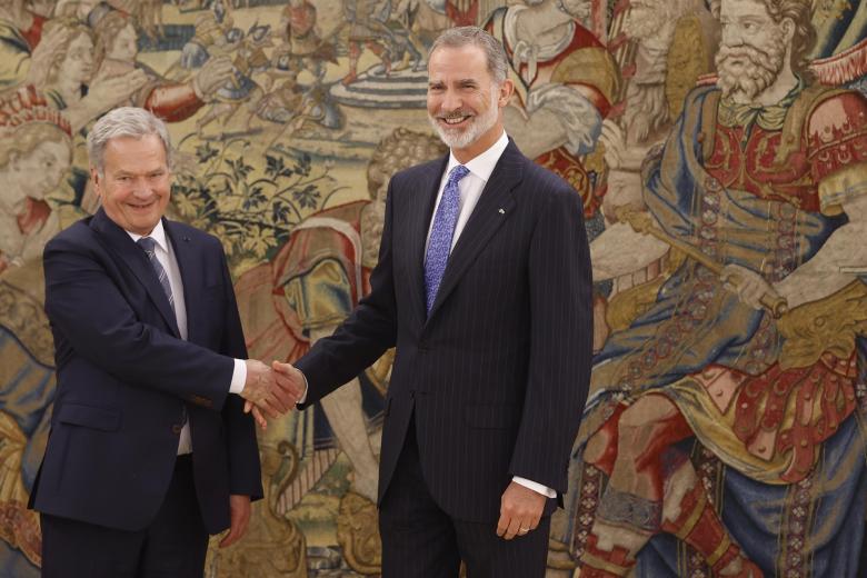 El rey Felipe VI y el presidente de Finlandia, Sauli Väinämö Niinistö, que se encuentra en España para asistir a los actos de la Cumbre de la OTAN, se saludan momentos antes de la reunión que mantienen este miércoles en el Palacio de la Zarzuela.