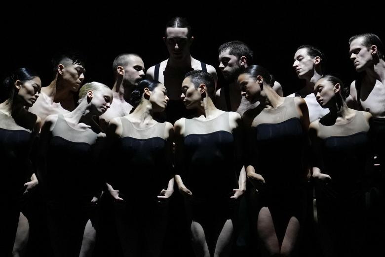 La mítica Nederlands Dans Theater inaugurará este miércoles el Grec 2022 con tres coreografías que muestran el trabajo de tres creadores de diferentes generaciones: la valenciana Marina Mascarell, la reconocida coreógrafa israelí Sharon Eyal y el influyente William Forsythe
