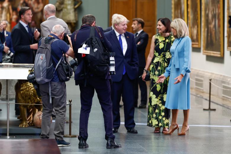 Boris Johnson y Brigitte Macron conversan entre obras de arte antes de comenzar la cena de la OTAN