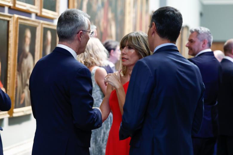 Pedro Sánchez y Begoña Gómez han ejercido de anfitriones de la cena organizada por España en el Museo del Prado para los dirigentes de la OTAN