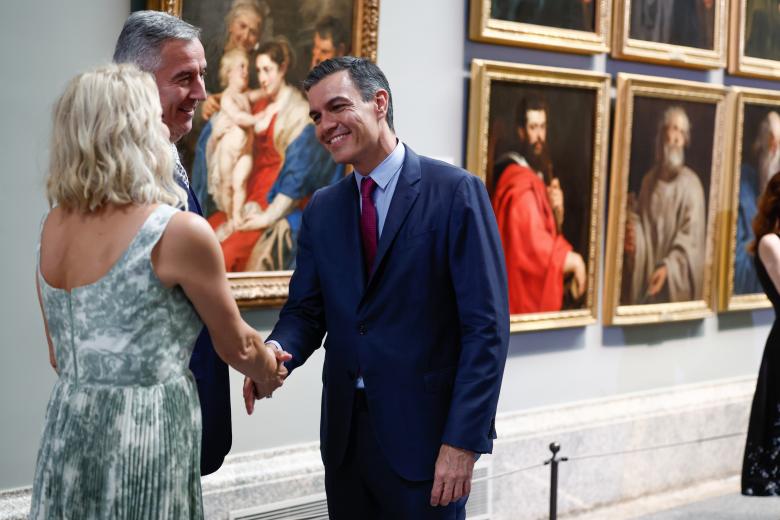 Pedro Sánchez recibe a los invitados a la cena de la OTAN en el Museo del Prado