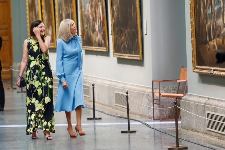 Brigitte Macron y Annik Penders (d), esposa del primer ministro belga, se maravillan con las obras de arte de El Prado