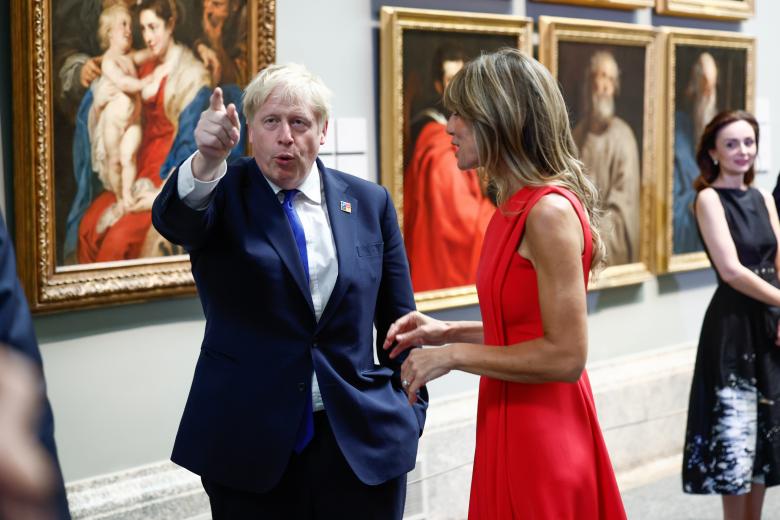 Boris Johnson señala sorprendido a una obra de arte en presencia de Begoña Gómez, esposa del presidente de España