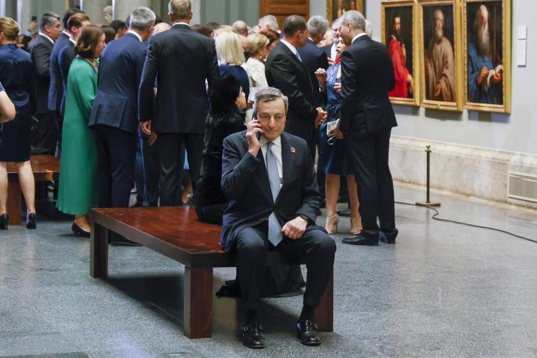 El primer ministro italiano, Mario Draghi, habla por teléfono a su llegada al Museo del Prado donde el presidente del Gobierno español, Pedro Sánchez, ofrece una cena a los jefes de Estado y jefes de Gobierno que participan en la cumbre de la OTAN