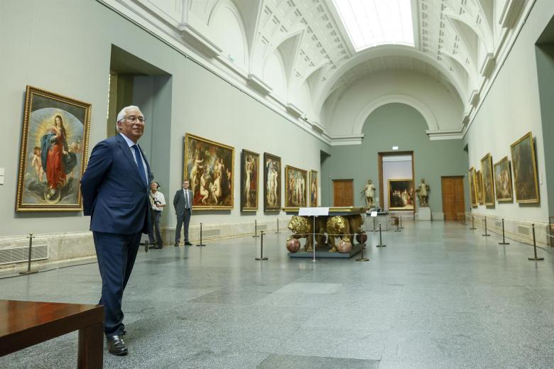 El primer ministro de Portugal, António Costa, en su visita al Museo del Prado antes de la cena de trabajo que ofrece hoy miércoles el presidente del Gobierno, Pedro Sánchez