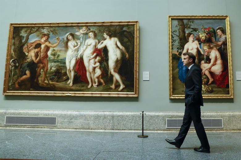 El presidente galo Emmanuel Macron pasea por el Museo del Prado en presencia de varios fotógrafos