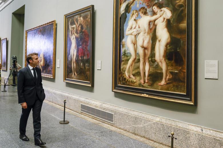 El presidente galo Emmanuel Macron también ha tenido tiempo de observar de cerca la obra de Rubens 'Las Tres Gracias' en el Museo del Prado