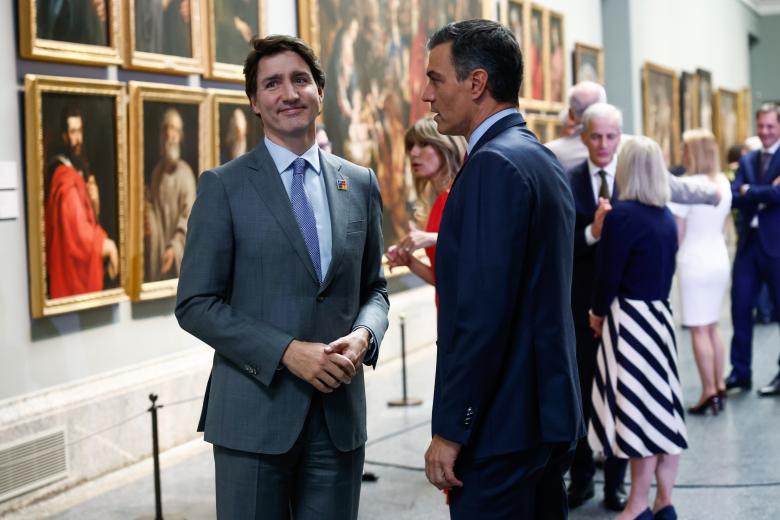 Justin Trudeau, primer ministro de Canadá, es recibido por Pedro Sánchez a su llegada a la cena de la OTAN en El Prado