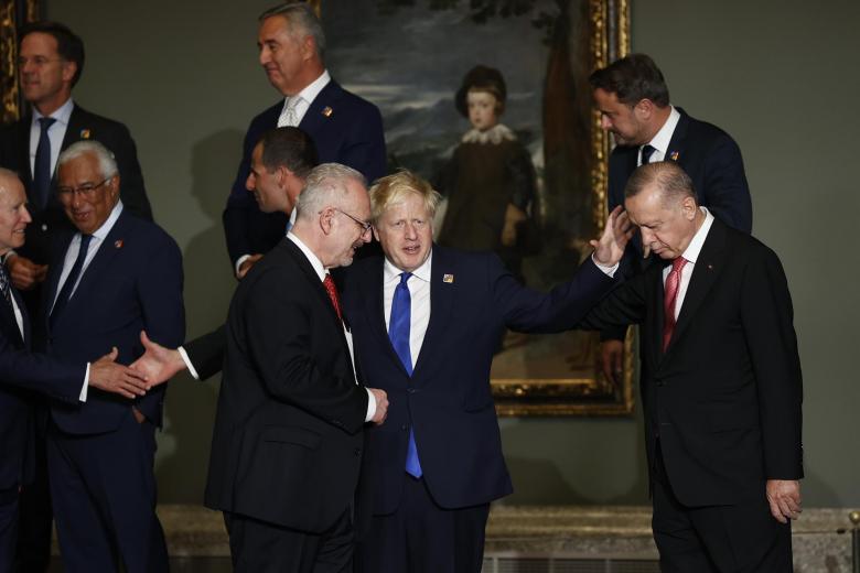 El presidente de Turquía, Recep Tayyip Erdogan (d), junto al primer ministro británico, Boris Johnson (c), y el presidente de Letonia, Egils Levits (i), a su llegada a la cena