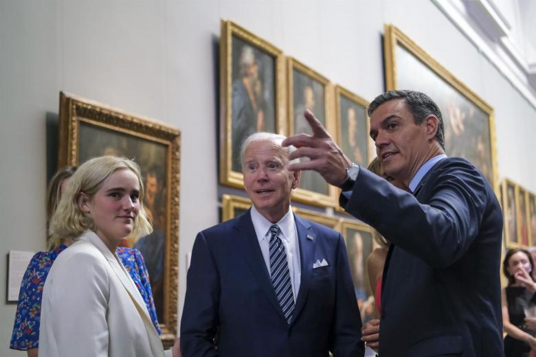 El presidente del Gobierno, Pedro Sánchez (d), recibe al presidente de los Estados Unidos, Joe Biden (2-d), y sus nietas a su llegada a la cena