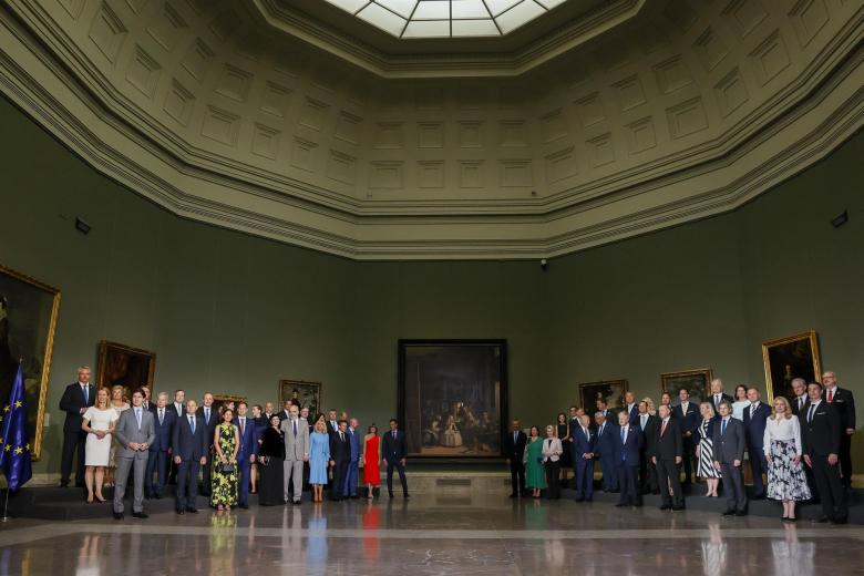 Foto de familia de los jefes de Estado y jefes de Gobierno que participan en la cumbre de la OTAN, antes de la cena ofrecida por el presidente del Gobierno, Pedro Sánchez