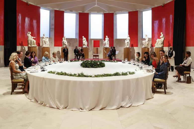 Cena de los acompañantes de los jefes de Estado y de Gobierno que participan en la cumbre de la OTAN