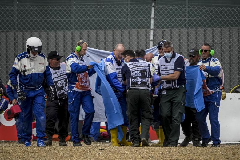 Los trabajadores del circuito de Silverstone, justo después del accidente de Zhou