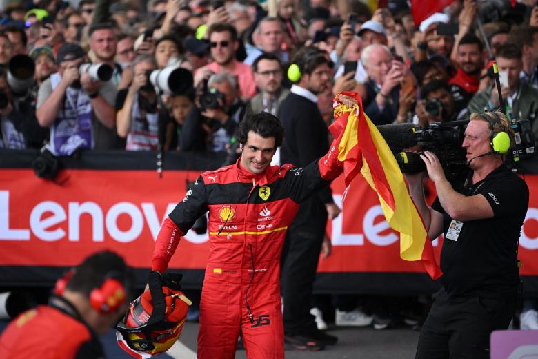 Carlos Sainz, nada más bajarse del Ferrari, celebrando su primera victoria en la F1