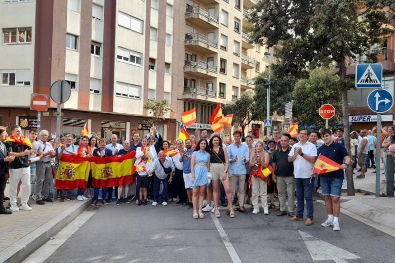 Imagen del recibimiento con banderas de España a la Princesa Leonor y su hermana, la Infanta Sofía