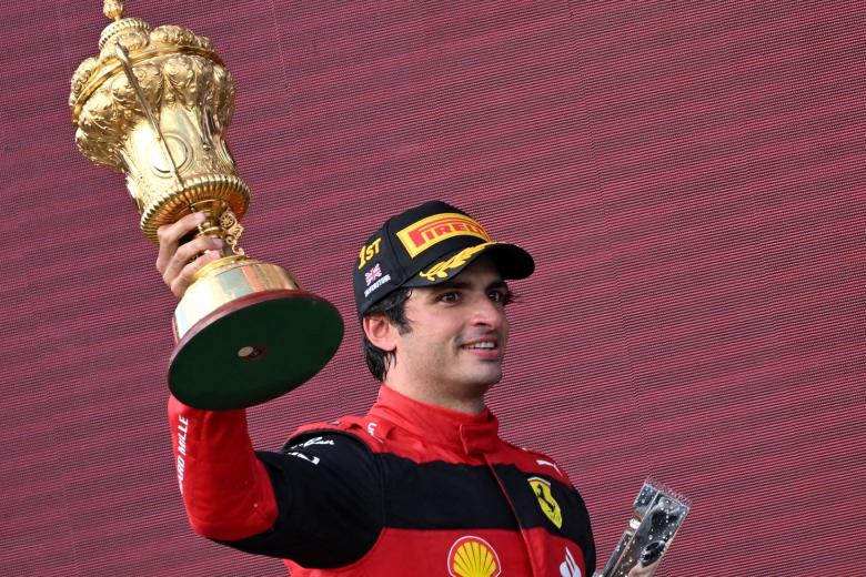Carlos Sainz, con la copa de campeón del GP de Gran Bretaña