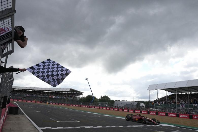 Bandera a cuadros para Carlos Sainz, victoria del español