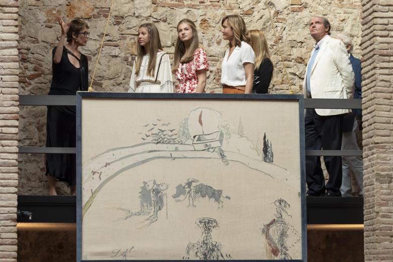 La Princesa Leonor y la Infanta Sofía reciben explicaciones sobre la obra de Dalí durante su visita al Teatro-Museo de Figueras