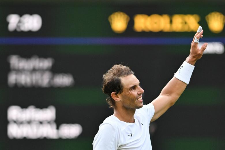 Nadal levanta el brazo, feliz, saluda al público y pasa a semifinales de Wimbledon