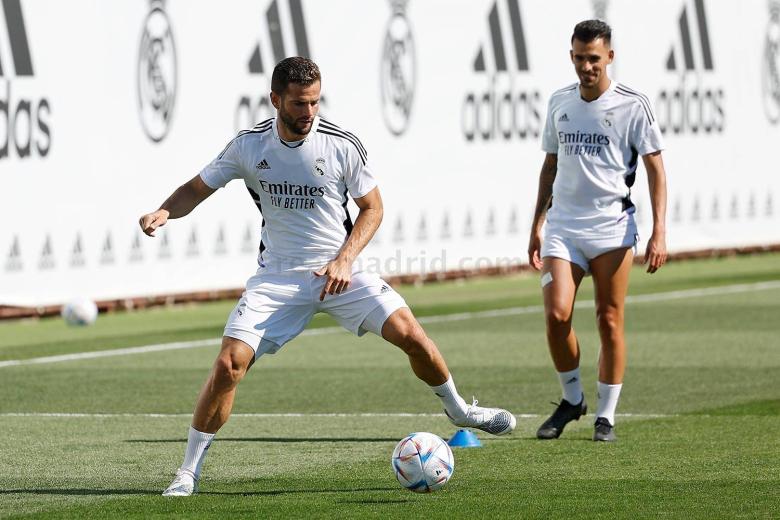 Nacho controla un balón bajo la mirada de su compañero Dani Ceballos