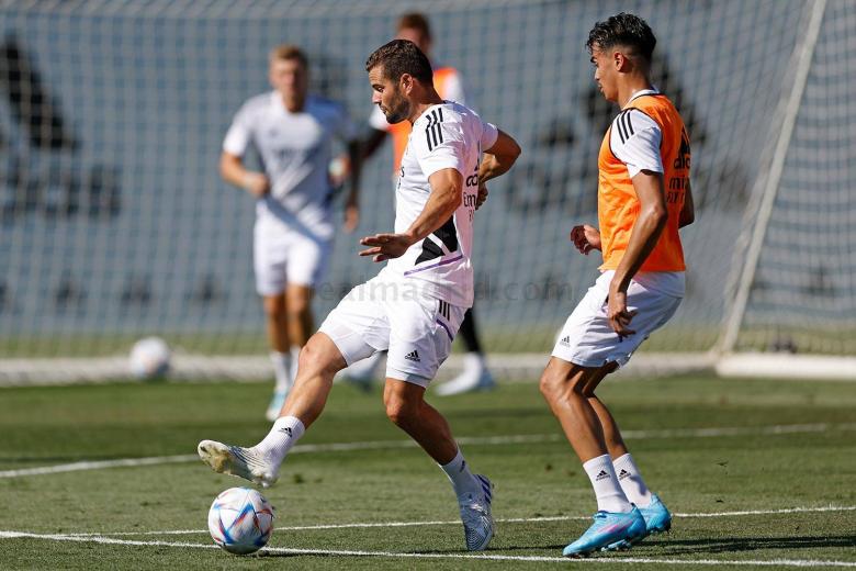 Nacho y Reinier Jesús pelean por un balón durante el primer entreno en Valdebebas