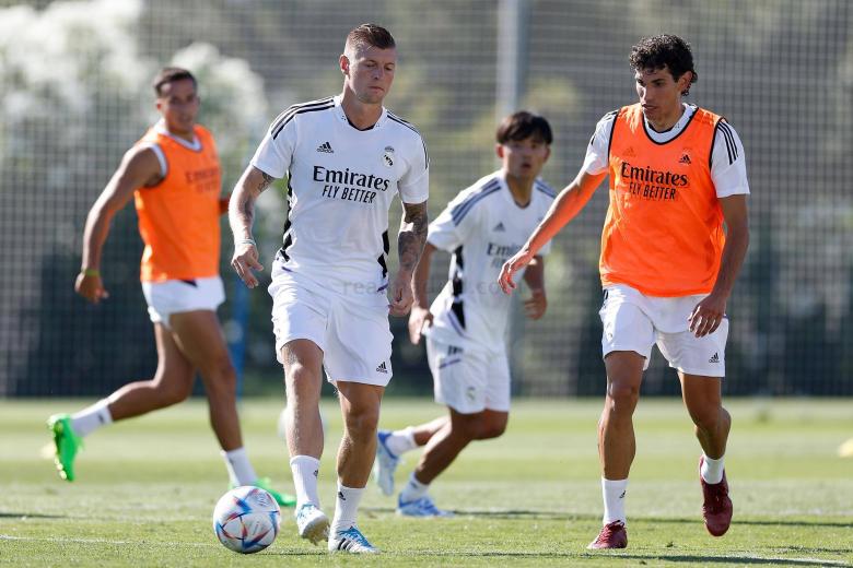 Lucas Vázquez, Toni Kroos, Kubo y Jesús Vallejo durante el entreno del Real Madrid en Valdebebas