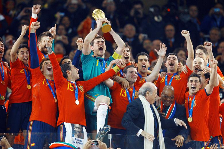 Los jugadores de la selección española en el momento de recoger la copa, el momento más esperado por el fútbol español en toda la historia