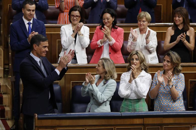 El presidente del Gobierno, Pedro Sánchez (i) es aplaudido por la bancada socialista tras su intervención en la primera jornada del debate sobre el estado de la nación este martes en el Congreso de los Diputados.