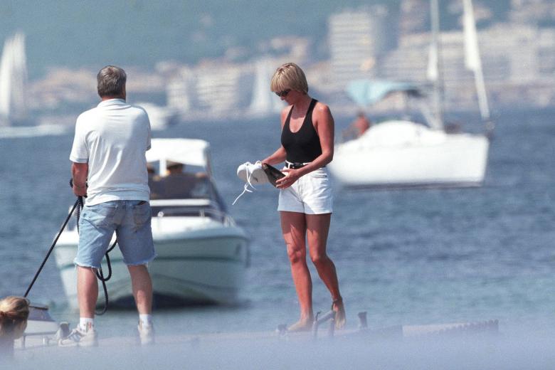 © ABACA. 46905-7. Saint-Tropez-France. 22/08/1997. Princess Diana & her boyfriend Dodi Al Fayed spent a few days on holiday in St Tropez. <motCle99> Diana of Wales Princesse Diana Princesse de Galles Diana de Galles Princess Diana of Wales Princess Diana Lady Dian Lady Diana Lady Di Princesse Diana de Galles Princess of Wales Ocean Sea Oceans Mers Ocean Mer Candid Pap Planque Holliday Holidays Holiday Vacance Vacances Hollidays France Frankreich Provence-Alpes-Côte d'Azur Provence-Alpes-Cote d'Azur St Tropez Saint-Tropez St-Tropez Saint Tropez St Trop Saint Trop Saint-Trop St-Trop St-Trop' St Trop' Saint-Trop' Saint Trop' St. Tropez Horizontal Landscape </motCle99> | 46905_07 
Diana of Wales France Horizontal Mer Planque Provence-Alpes-Côte d'Azur Saint-Tropez Vacances