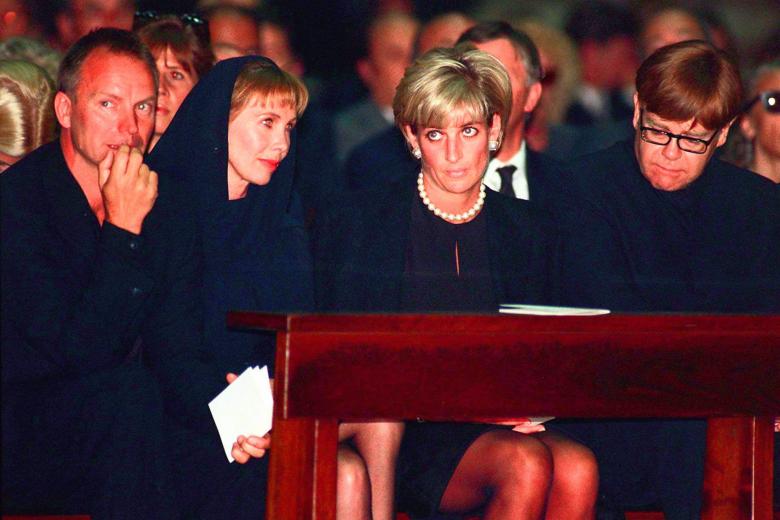 CANTANTE STING TRUDY STYLER PRINCESA DIANA DE GALES ELTON JOHN EN FUNERAL MILAN POR DISEÑADOR ASESINADO GIANNI VERSACE *** Local Caption *** British performer Sting, left, his wife Trudy Styler, Princess Diana, second from right and Elton John, right, attend the memorial Mass for Gianni Versace, inside Milan's gothic cathedral Tuesday, July 22, 1997. (AP Photo/Luca Bruno)