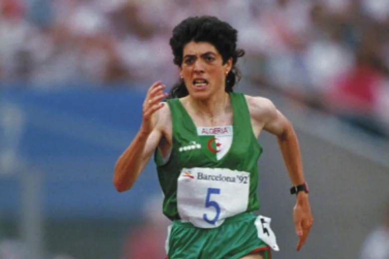 Hassiba Boulmerka, ejemplo de libertad - La atleta argelina fue un ejemplo del deporte: ganó el oro en los 1.500 metros a la vez que estaba amenazada por grupos fundamentalistas islámicos por correr en pantalón corto y no utilizar velo