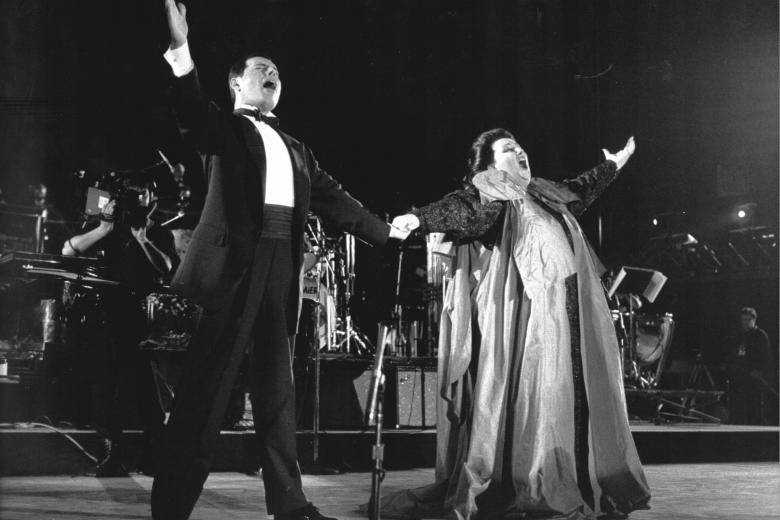 Freddie Mercury y Montserrat Caballé - Con su canción 'Barcelona' dieron sonido a estos inolvidables Juegos Olímpicos. La cantante española tuvo que interpretarla sola en directo en Montjuic, toda vez que Mercury había fallecido un año antes a causa del SIDA